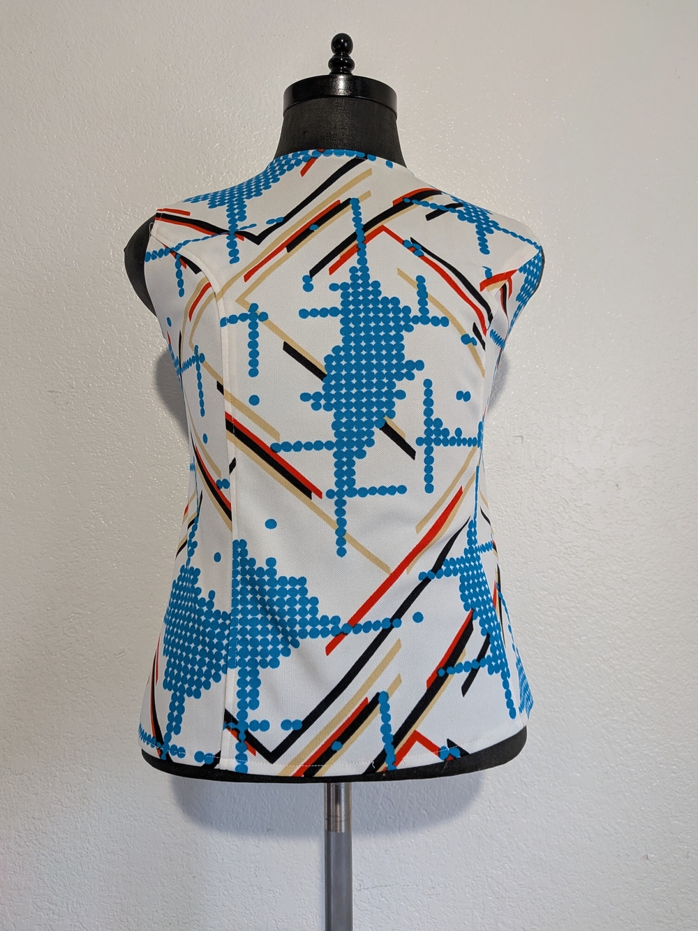 Vintage 70s Hippie Whimsical Sleeveless Geometric Print Top in White and Blue